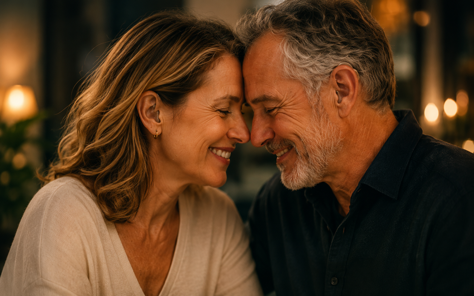 Casal sorrindo durante um momento de convivência